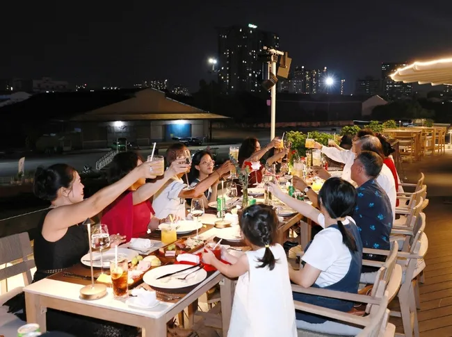 Có Nên Ăn Tối Trên Du Thuyền Sài Gòn? Ưu Điểm Và Những Điều Cần Biết