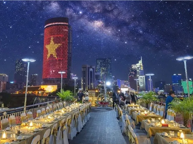 Du Ngoạn Sông Sài Gòn Cùng Tàu Bến Nghé 2026 - Giá Vé & Lịch Trình