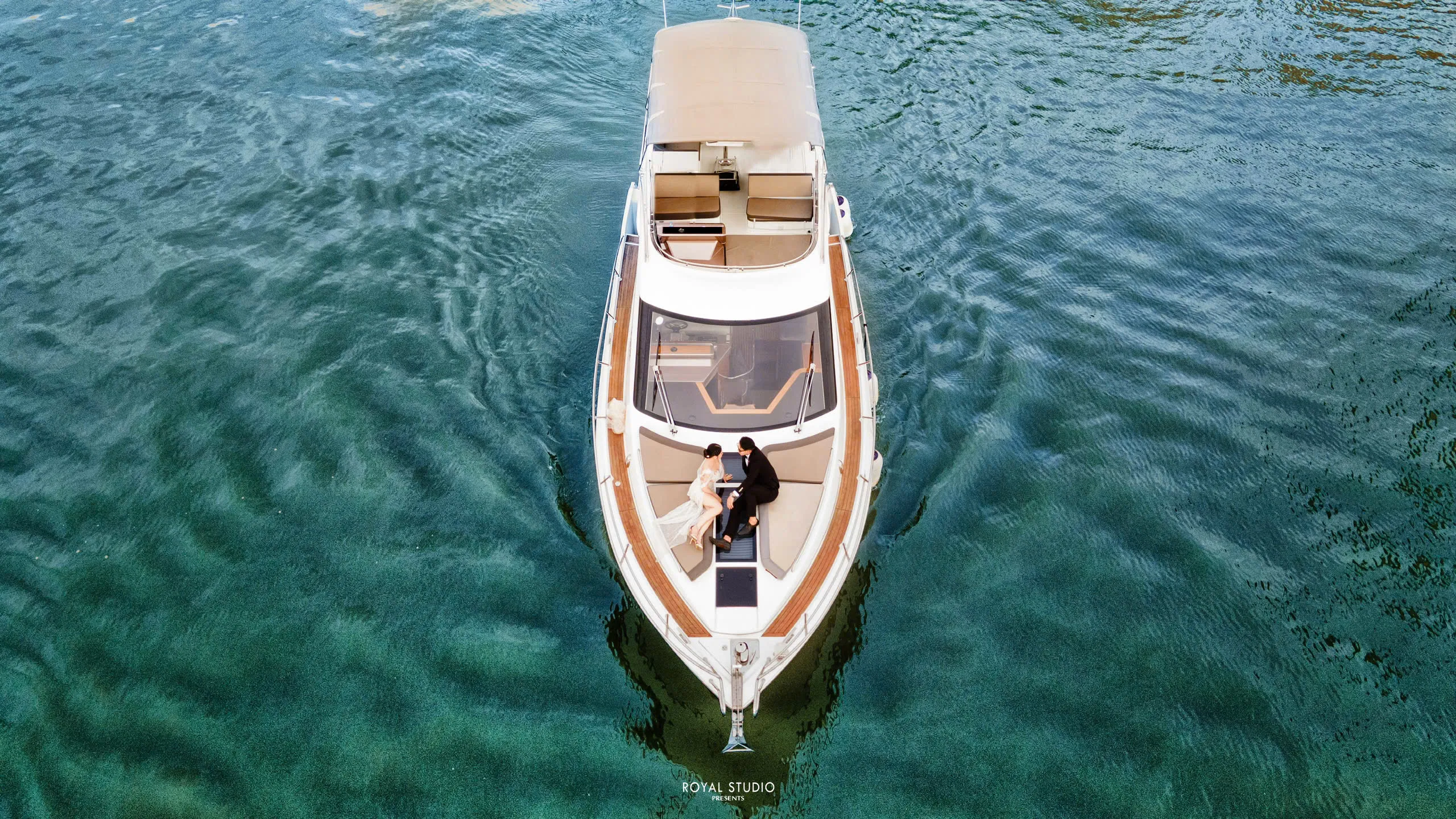 Du Thuyền Galeon 420 FLy
