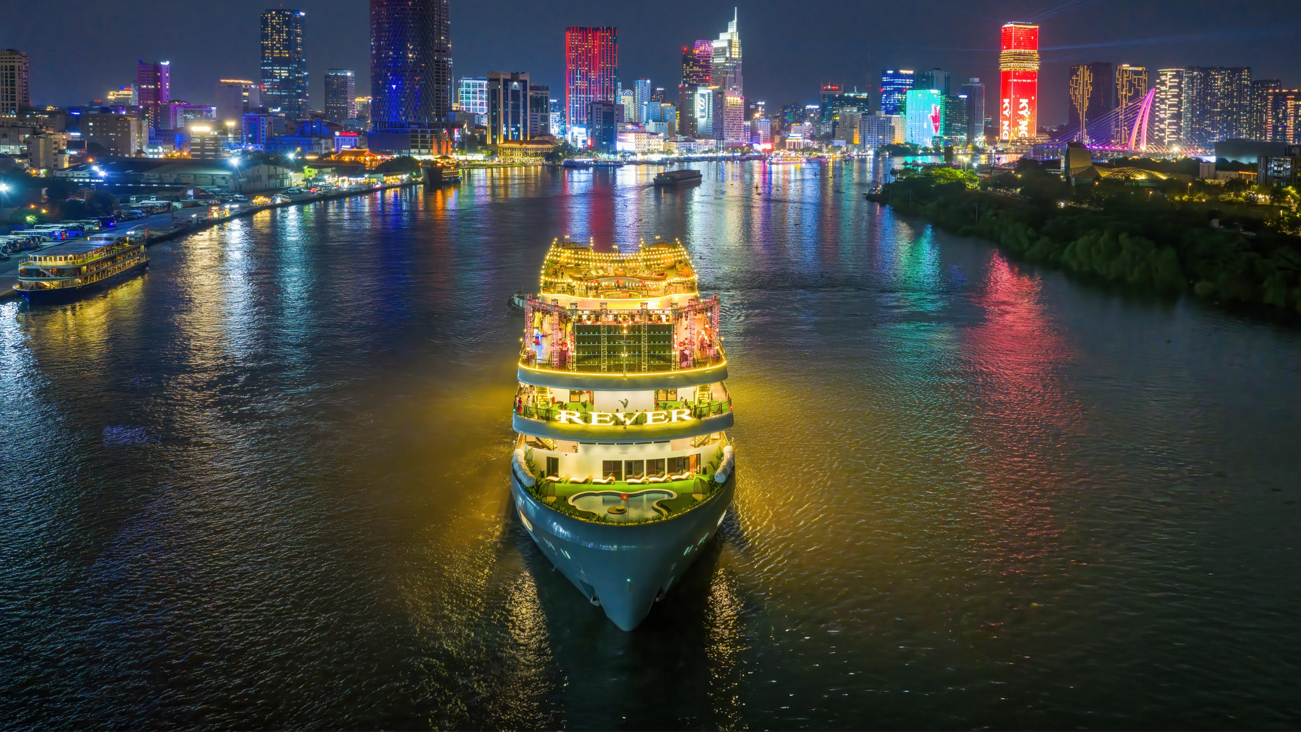 Tiệc tối trên Du Thuyền Rever 5 Sao